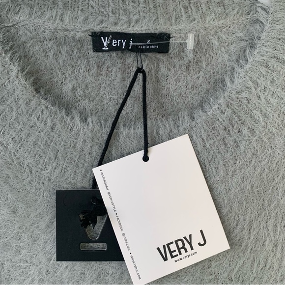 VERY J (NWT) SM- Gray & Creamy White Design, Long Sleeves, Softest Sweater Ever - Picture 2 of 8